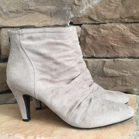 Rialto Shoes - RIALTO Suede Heeled Ankle boot / Size 7.5